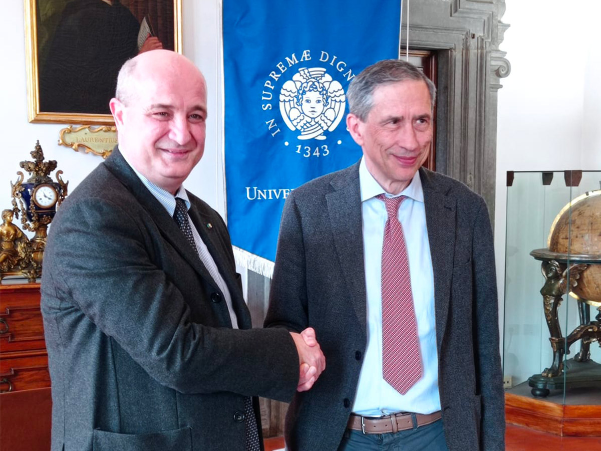 Stretta di mano tra il presidente dell’OGS, Nicola Casagli, e il rettore dell’Università di Pisa, Riccardo Zucchi